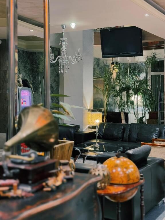 Lounge with paintings and antiques