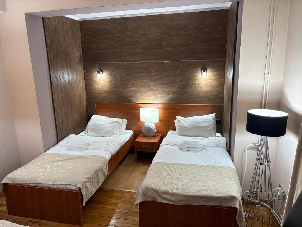 Twin guest room